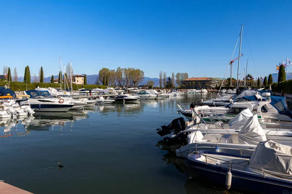 Sirmione Gardasjön Italien Mars 2023 Motorbåtar Sirmiones Hamn — Stockfoto