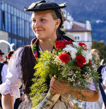 Meran, Güney Tyrol, İtalya - 15 Ekim 2023 Geleneksel Şükran Günü sokak geçidi Merano üzüm festivalinde yerel folklor müzik grupları