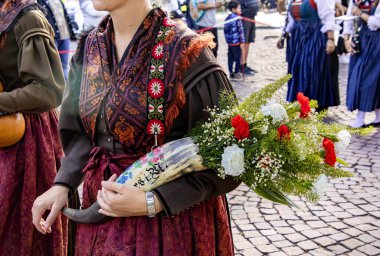 Meran, Güney Tyrol, İtalya - 15 Ekim 2023 Geleneksel Şükran Günü sokak geçidi Merano üzüm festivalinde yerel folklor müzik grupları