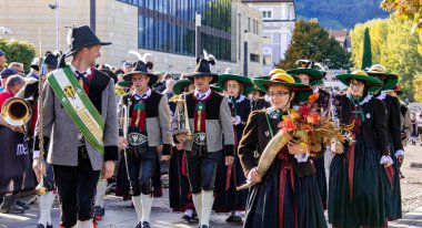 Meran, Güney Tyrol, İtalya - 15 Ekim 2023 Geleneksel Şükran Günü sokak geçidi Merano üzüm festivalinde yerel folklor müzik grupları. 