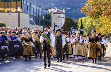 Meran, Güney Tyrol, İtalya - 15 Ekim 2023 Geleneksel Şükran Günü sokak geçidi Merano üzüm festivalinde yerel folklor müzik grupları. 