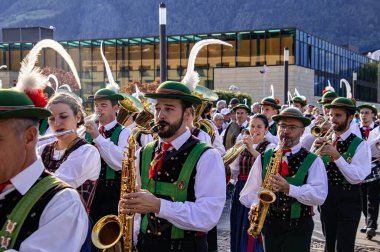 Meran, Güney Tyrol, İtalya - 15 Ekim 2023 Geleneksel Şükran Günü sokak geçidi Merano üzüm festivalinde yerel folklor müzik grupları. 