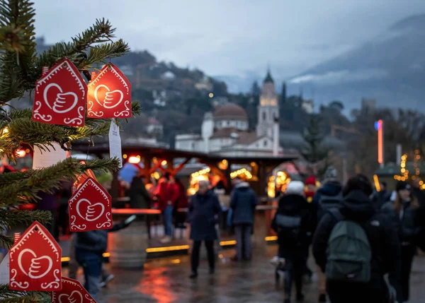 Meran, Güney Tyrol, İtalya 2 Aralık 2022 İnsanlar Merano 'daki geleneksel ünlü noel pazarından alışveriş yapıyorlar.. 