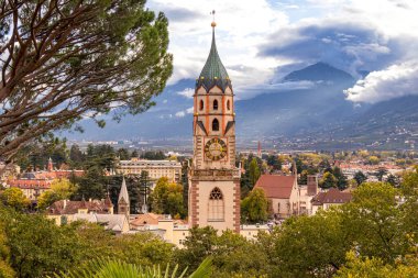 Merano, Güney Tyrol Katedrali Aziz Nikolaus 'a bakın. Tappeinerweg' deki ünlü yürüyüş patikasından görüldü.. 