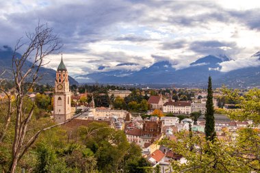 Merano, Güney Tyrol Katedrali Aziz Nikolaus 'a bakın. Tappeinerweg' deki ünlü yürüyüş patikasından görüldü.. 