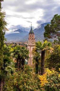 Merano, Güney Tyrol Katedrali Aziz Nikolaus 'a bakın. Tappeinerweg' deki ünlü yürüyüş patikasından görüldü.. 