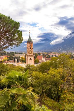 Merano, Güney Tyrol Katedrali Aziz Nikolaus 'a bakın. Tappeinerweg' deki ünlü yürüyüş patikasından görüldü.. 