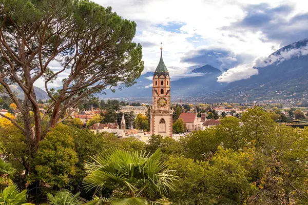 Merano, Güney Tyrol Katedrali Aziz Nikolaus 'a bakın. Tappeinerweg' deki ünlü yürüyüş patikasından görüldü.. 