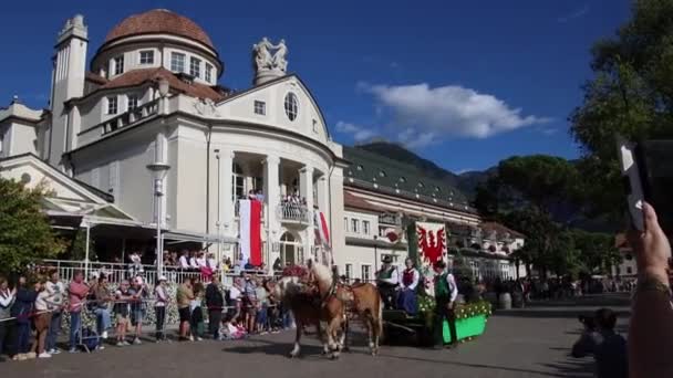 Merano South Tyrol Ιταλία Οκτωβρίου 2023 Βαγόνι Έμβλημα Της Πόλης — Αρχείο Βίντεο