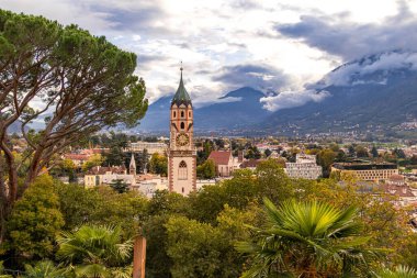 Merano, Güney Tyrol Katedrali Aziz Nikolaus 'a bakın. Tappeinerweg' deki ünlü yürüyüş patikasından görüldü.. 