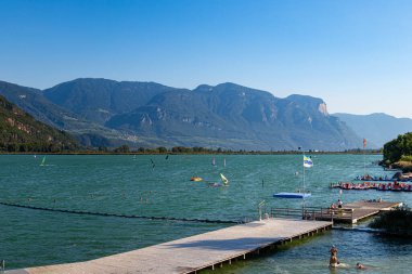 Kaltern, Güney Tyrol, İtalya 05 Eylül 2023 Caldaro Kalterer Gölü Güneşli yaz günü. 