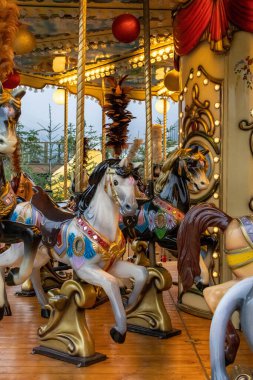 Merano, Güney Tyrol, İtalya, 28 Kasım 2022 Çocuk Atlıkarınca Geleneksel Noel pazarında. 