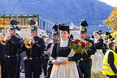 Meran, Güney Tyrol, İtalya - 15 Ekim 2023 Geleneksel Şükran Günü sokak geçidi Merano üzüm festivalinde yerel folklor müzik grupları. 