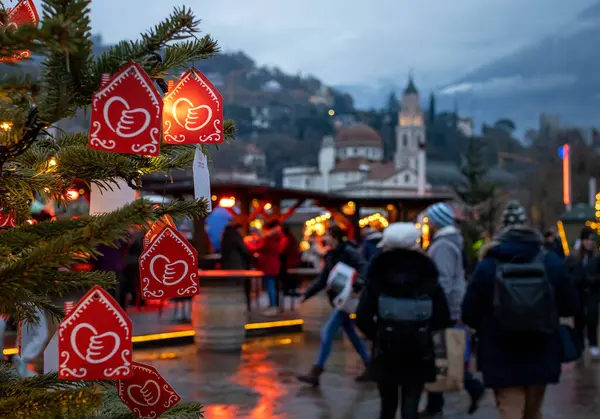 Meran, Güney Tyrol, İtalya 2 Aralık 2022 İnsanlar Merano 'daki geleneksel ünlü noel pazarından alışveriş yapıyorlar.. 