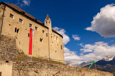 Güney Tyrol, Dorf Tirol 'deki Tyrol kalesine bakın..