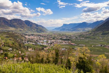 Dorf Tirol, Güney Tyrol, İtalya 'dan görülen Merano ve Adige Vadisi' nin manzarasına bakın. 