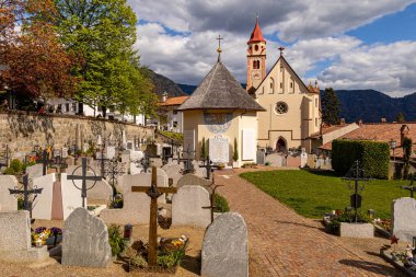 Dorf Tirol, Güney Tyrol, İtalya 18 Nisan 2023 Aziz Vaftizci John Kilisesi ve mezarlık. 