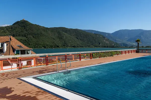 Kaltern, Güney Tyrol, İtalya 05 Eylül 2023 Lido ve Caldaro Kalterer Gölü Güneşli yaz günü.