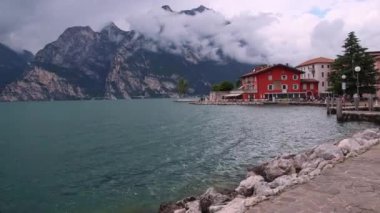 Kuzey İtalya 'da Trentino' da bulunan Garda Gölü 'ndeki Torbole.