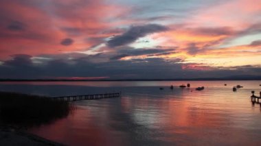 Gün batımında, Pacengo, Lazise, Garda Gölü, İtalya 'daki göl kenarındaki geçitten panoramik lakeview. Yüksek kalite 4k görüntü