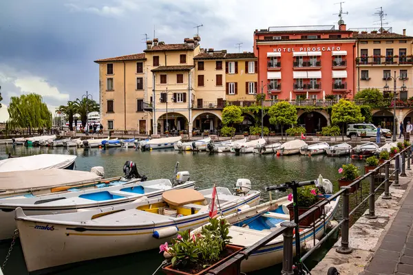 Desenzano, Garda Gölü, İtalya - 25 Mayıs 2024 Desenzano 'nun Porto Vecchio limanında renkli yelkenliler. Yüksek kalite fotoğraf
