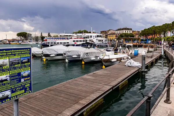 Desenzano, Garda Gölü, İtalya - 25 Mayıs 2024 Tur teknesi Desenzano Limanı 'ndan kalkışa hazır. Yüksek kalite fotoğraf