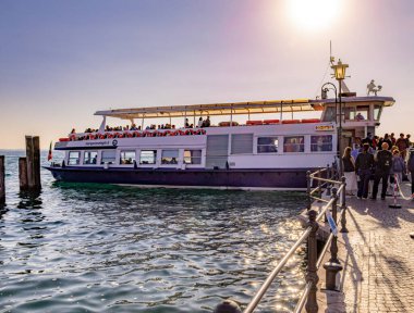 Lazise, Garda Gölü, İtalya - 11 Nisan 2025 Lazise Limanı 'nda tekneye binmeye hazır.