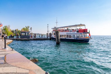Lazise, Garda Gölü, İtalya - 11 Nisan 2025 Lazise Limanı 'nda tekneye binmeye hazır.