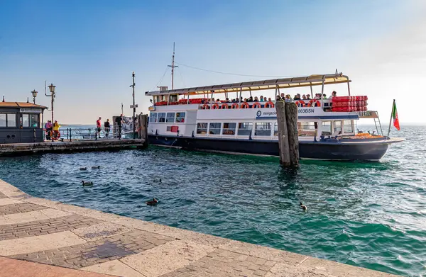 Lazise, Garda Gölü, İtalya - 11 Nisan 2025 Lazise Limanı 'nda tekneye binmeye hazır.
