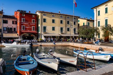 Lazise, Garda Gölü, İtalya - 11 Nisan 2025 Lazise Limanı renkli şehir manzarası.