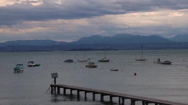 Lakeview, gün batımından sonra Pacengo, Lazise, Garda Gölü, İtalya 'daki göl yolunda..