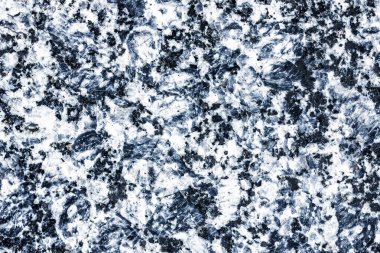 Sert granit mineral dokusu. Beyaz ve siyah taş yüzey. Doğal kaya deseni. Soyut grunge arkaplanı. Makro mineral detayı. Çiğ doğa dokusu. Gürültü ve kontrastlı granit arkaplan.