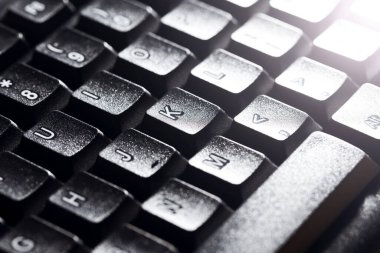 Siyah bilgisayar klavyesi. İnternet ve teknoloji geçmişi.