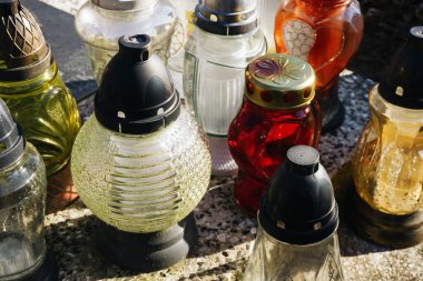 Mezar mumları cam seti. Mezarlık fenerleri gün ışığı. Cenaze mumları ayakta. 