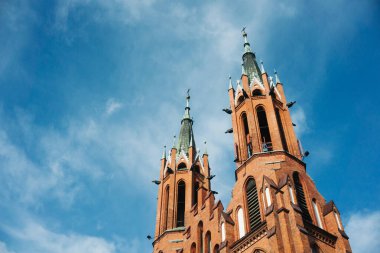 Biaystok şehrindeki Kutsal Bakire Meryem 'in Hükmü Katedral Bazilikası. Barok tarzı mimari. Cennetin mavi arka planı. Polonya 'da kırmızı tuğla kilise.