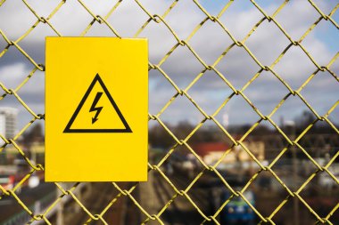 Dokunma. Elektrik sembolü. Sarı metal elektrik şoku işareti. Dikkat üçgeni sembolü.