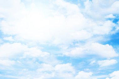 Mavi gökyüzü arka planı. Yumuşak beyaz bulutlar. Huzurlu bir atmosfer. Sakin güneşli hava. Gökyüzü açık. Kabarık bulutlar yüzüyor. Doğal gökyüzü sahnesi. Rüya görmek için mükemmel. Temiz ve canlandırıcı duvar kağıdı.