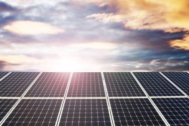 Güneş paneli dokusu. Çevre teknolojisi. Yeşil ekolojik güç kaynağı arka planı. Mavi elektrik hücresi akım üretiyor. 