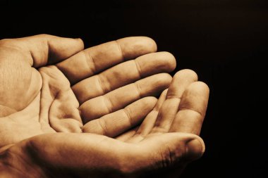 Yardım için yalvaran eller. Boş el izole edildi. Hayırseverlik sembolü geçmiş. Adam para istiyor. Kurtuluşu bekliyorum. Tanrı biz insanlara merhamet etsin. Savaş geçmişini durdur..