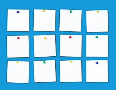 Yapışkan notlar arka plan. Hatırlatma kartları mavi duvara iğnelenmiş. Ofis mesajı dokusu. Boş fotokopi kağıdı. Hafıza kartları arka planı.