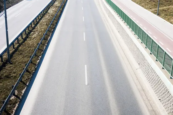 Güneşli bir günde araba perspektifinden boş otoyol manzarası. 