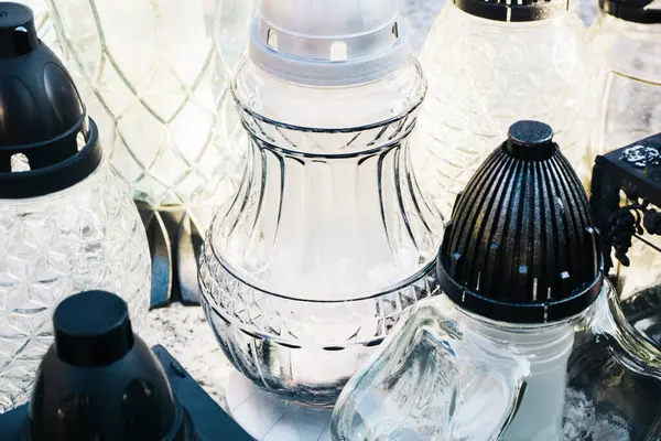 Mezarlık mumları gün ışığında bir araya toplanmış. Cam ve metal desenli geleneksel mezar fenerleri. Azizler Günü 'nün sembollerini parlat. Manevi hürmet ve dışarıda anma töreni..