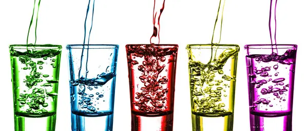 Gözlüklü renkli içecekler. Parlak sıvı sıçraması. Yaz içeceğini tazeliyorum. Sanatsal içki konsepti. Canlı sıvı hareketi. Beyazda izole edilmiş. Parti havası ve canlı bir ses tonu. Lezzetli bir kutlama..