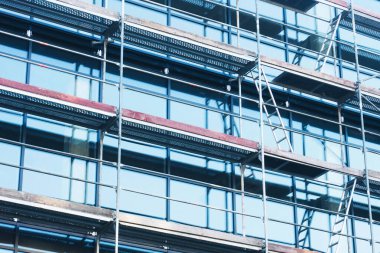 Satılık lüks daireler. Tuğla ve beton. İnşaat alanı geçmişi. Yüksek apartman blokları yaşam alanı