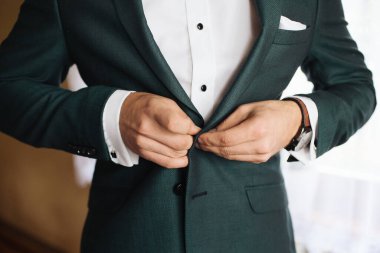 Zarif takım elbiseli adam. Damat şık bir smokin ceket giyiyor. Düğün hazırlıkları. Klasik resmi kıyafet. Sofistike moda tarzı. Spor ceketi tören ya da etkinlik için ayarlanıyor.