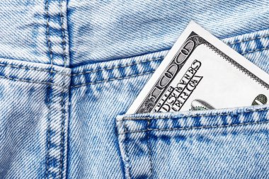 Para kot cebinde. Kot pantolonla 100 dolarlık banknot. Pantolonun içine gizlenmiş nakit para. Finansal konsept fotoğrafı. Servet, tasarruf, bütçe. Günlük finans durumunun yaşam tarzı.