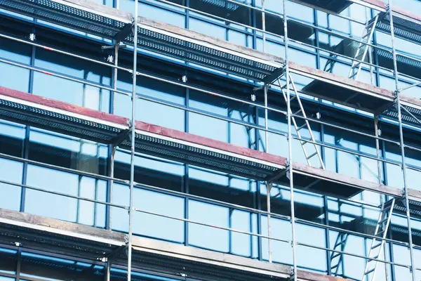 Satılık lüks daireler. Tuğla ve beton. İnşaat alanı geçmişi. Yüksek apartman blokları yaşam alanı