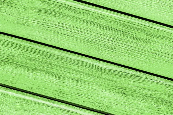 Yeşil boyalı ahşap tahtalar. Kırsal ahşap doku arka planı. Doğal ahşap deseni. Canlı eko yüzeyi yakın çekim. Tasarım için organik zemin. Parlak renkli duvar. Dekoratif ahşap yüzey.
