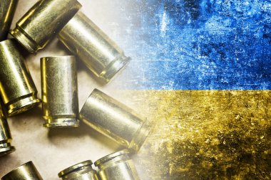 Ukrayna bayrağı. Mermi kabuğu dokusu. Ukrayna bayrağı. Grunge endüstriyel savaş geçmişi. Kirli bayrak dokusu