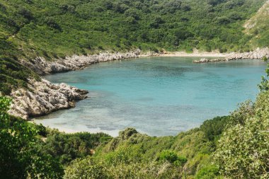 Porto Timoni plajı. Yunanistan 'da tatil. Korfu adası manzarası. Güneşli yaz cenneti arka planı. Deniz kıyısı manzarası